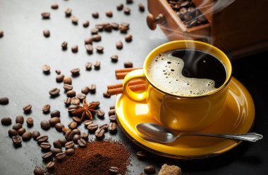 Siyah kahve sıcak bir içecek olduğunu