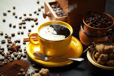 Siyah kahve sıcak bir içecek olduğunu