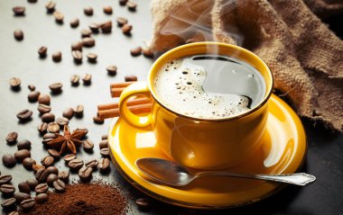 Siyah kahve sıcak bir içecek olduğunu