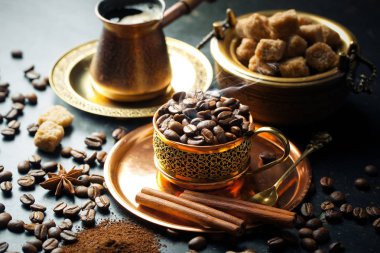 Siyah kahve sıcak bir içecek olduğunu