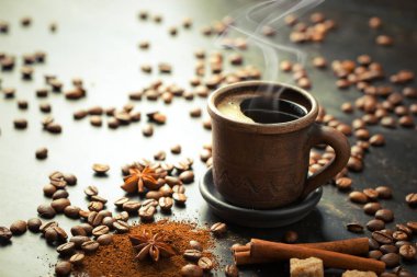 Siyah kahve sıcak bir içecek olduğunu