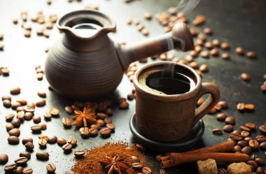 Siyah kahve sıcak bir içecek olduğunu