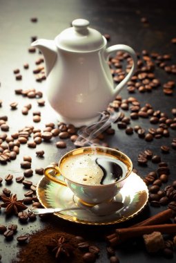 Siyah kahve sıcak bir içecek olduğunu