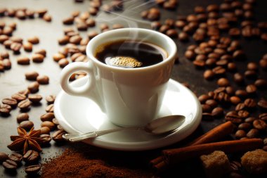 Siyah kahve sıcak bir içecek olduğunu