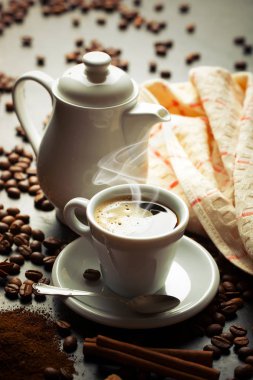 Siyah kahve sıcak bir içecek olduğunu