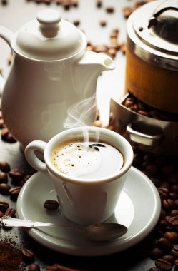 Siyah kahve sıcak bir içecek olduğunu