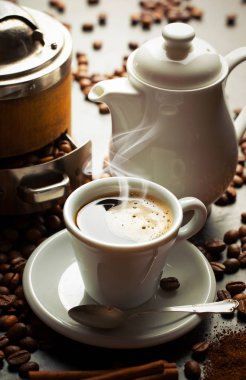 Siyah kahve sıcak bir içecek olduğunu