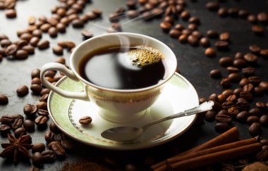 Siyah kahve sıcak bir içecek olduğunu