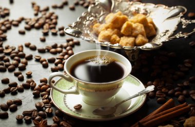 Siyah kahve sıcak bir içecek olduğunu