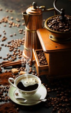 Siyah kahve sıcak bir içecek olduğunu