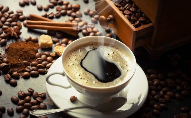 Siyah kahve sıcak bir içecek olduğunu