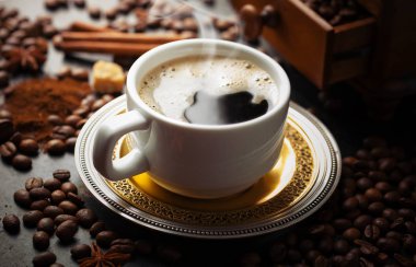 Siyah kahve sıcak bir içecek olduğunu