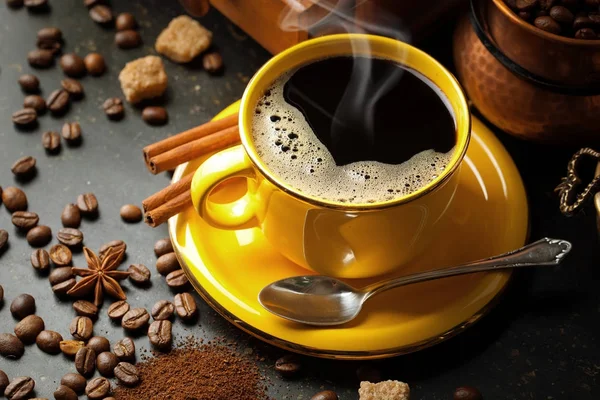 El café negro es una bebida caliente — Foto de Stock