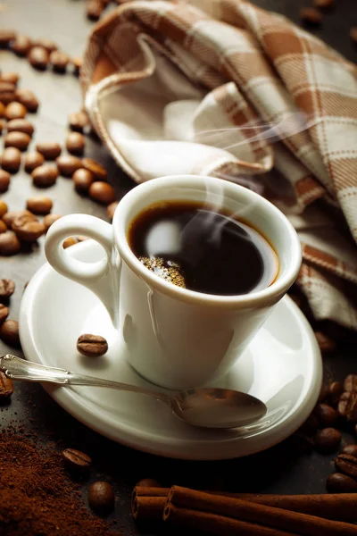 Μαύρο καφέ είναι ένα ζεστό ρόφημα — Φωτογραφία Αρχείου