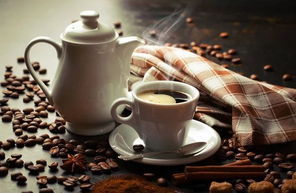 Schwarzer Kaffee ist ein Heißgetränk — Stockfoto