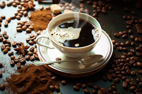 Siyah kahve sıcak bir içecek olduğunu