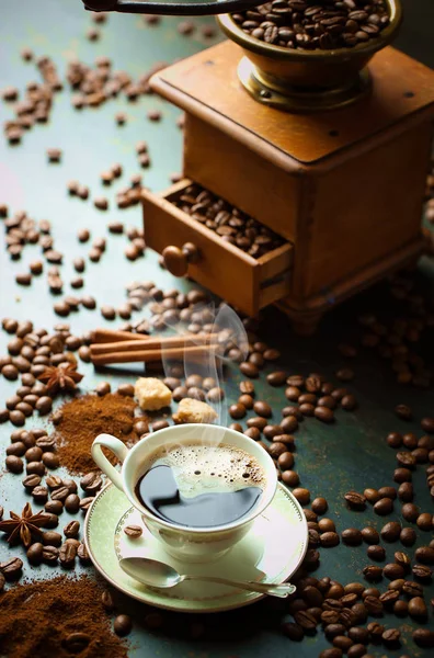 Siyah kahve sıcak bir içecek olduğunu — Stok fotoğraf