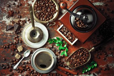 Siyah kahve sıcak bir içecek olduğunu