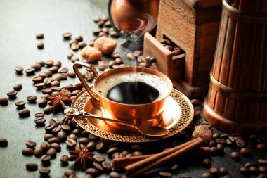 Siyah kahve sıcak bir içecek olduğunu