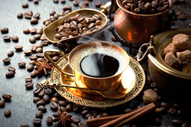 Siyah kahve sıcak bir içecek olduğunu