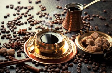 Siyah kahve sıcak bir içecek olduğunu