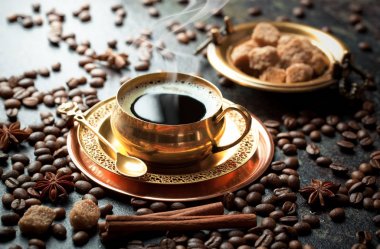 Siyah kahve sıcak bir içecek olduğunu