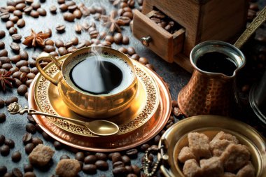 Siyah kahve sıcak bir içecek olduğunu