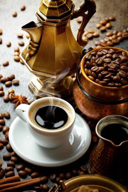 Siyah kahve sıcak bir içecek olduğunu