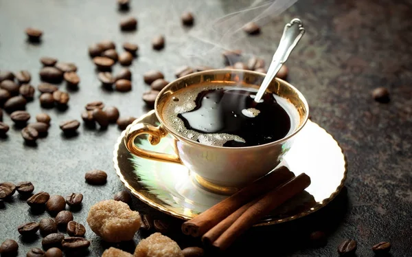 El café negro es una bebida caliente — Foto de Stock