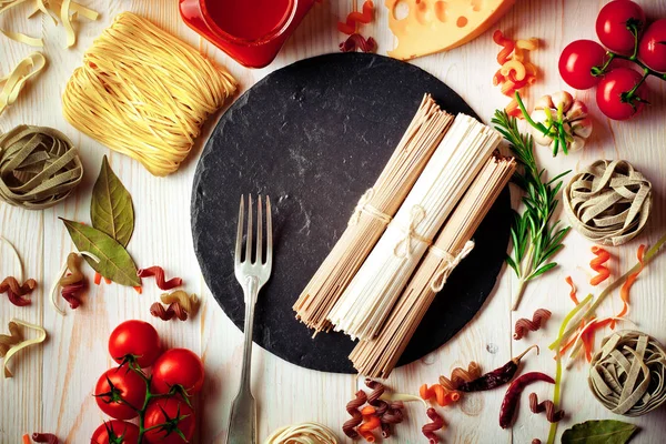 Pasta Una Composición Con Verduras Accesorios Cocina Sobre Fondo Viejo — Foto de Stock