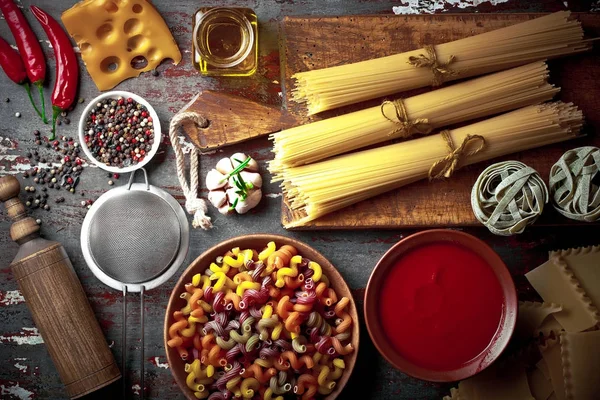 Pasta Een Samenstelling Met Groenten Keuken Accessoires Een Oude Achtergrond — Stockfoto