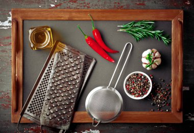 Makarna sebze ve eski bir arka plan üzerinde mutfak aksesuarları ile bir kompozisyon içinde