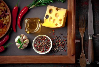 Makarna sebze ve eski bir arka plan üzerinde mutfak aksesuarları ile bir kompozisyon içinde