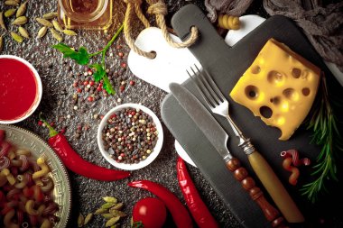 Makarna sebze ve eski bir arka plan üzerinde mutfak aksesuarları ile bir kompozisyon içinde