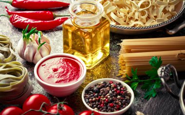 Makarna sebze ve eski bir arka plan üzerinde mutfak aksesuarları ile bir kompozisyon içinde