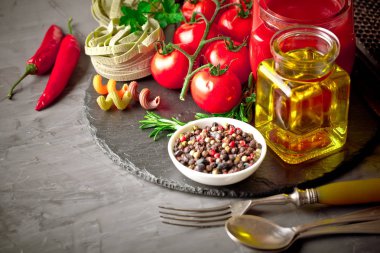 Makarna sebze ve eski bir arka plan üzerinde mutfak aksesuarları ile bir kompozisyon içinde