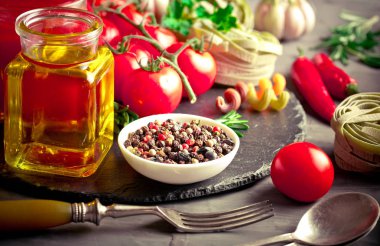 Makarna sebze ve eski bir arka plan üzerinde mutfak aksesuarları ile bir kompozisyon içinde