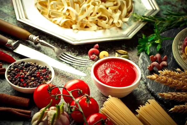 Pasta Een Samenstelling Met Groenten Keuken Accessoires Een Oude Achtergrond — Stockfoto