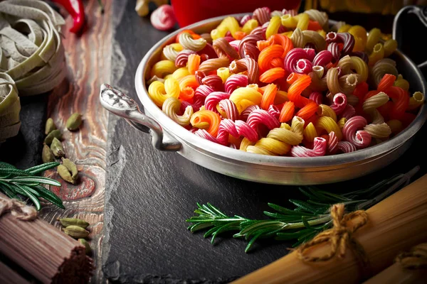 Pasta Einer Komposition Mit Gemüse Und Küchenzubehör Auf Altem Hintergrund — Stockfoto