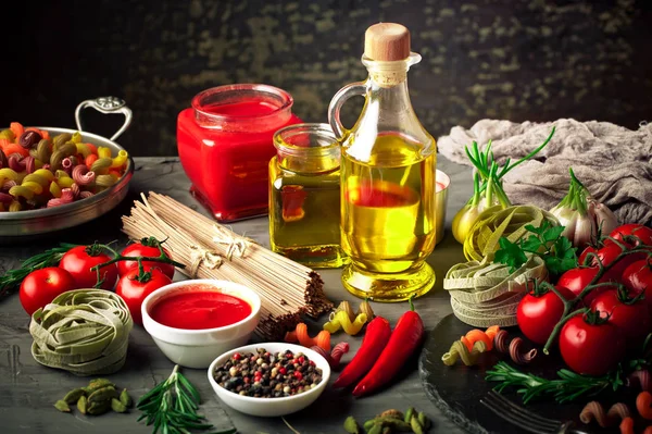 Pasta Einer Komposition Mit Gemüse Und Küchenzubehör Auf Altem Hintergrund — Stockfoto