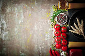 Картина, постер, плакат, фотообои "паста в композиции с овощами и кухонными принадлежностями на старом фоне
", артикул 177614912