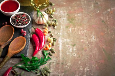 Makarna sebze ve eski bir arka plan üzerinde mutfak aksesuarları ile bir kompozisyon içinde