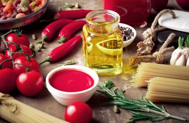 Makarna sebze ve eski bir arka plan üzerinde mutfak aksesuarları ile bir kompozisyon içinde