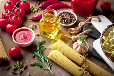 Makarna sebze ve eski bir arka plan üzerinde mutfak aksesuarları ile bir kompozisyon içinde