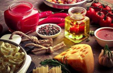 Makarna sebze ve eski bir arka plan üzerinde mutfak aksesuarları ile bir kompozisyon içinde