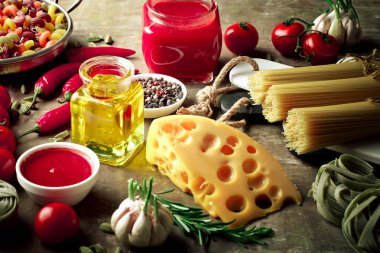 Makarna sebze ve eski bir arka plan üzerinde mutfak aksesuarları ile bir kompozisyon içinde