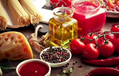 Makarna sebze ve eski bir arka plan üzerinde mutfak aksesuarları ile bir kompozisyon içinde