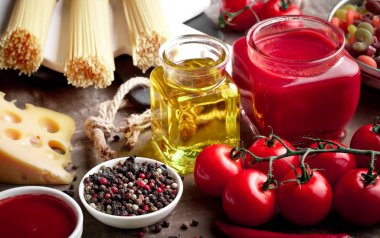 Makarna sebze ve eski bir arka plan üzerinde mutfak aksesuarları ile bir kompozisyon içinde