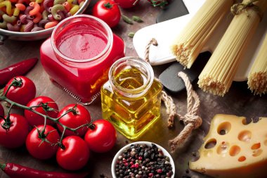 Makarna sebze ve eski bir arka plan üzerinde mutfak aksesuarları ile bir kompozisyon içinde