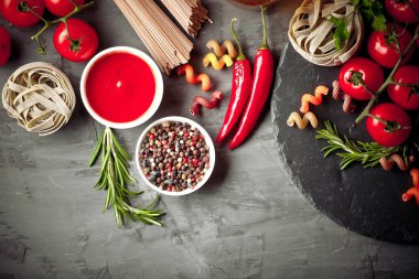 Makarna sebze ve eski bir arka plan üzerinde mutfak aksesuarları ile bir kompozisyon içinde